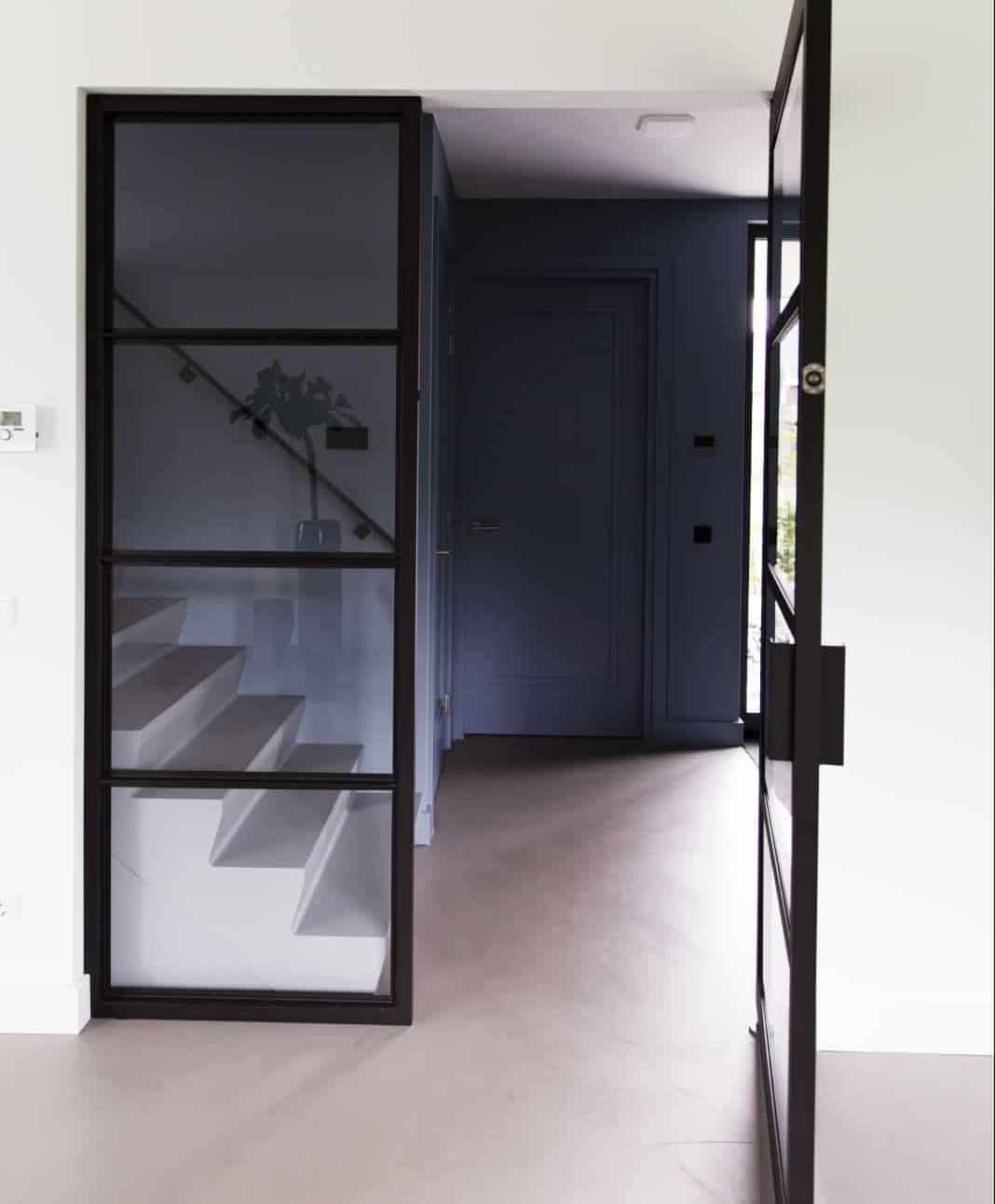 Trekker nietig Verborgen Houten deur met glas op maat gemaakt door Findoor Wanroij